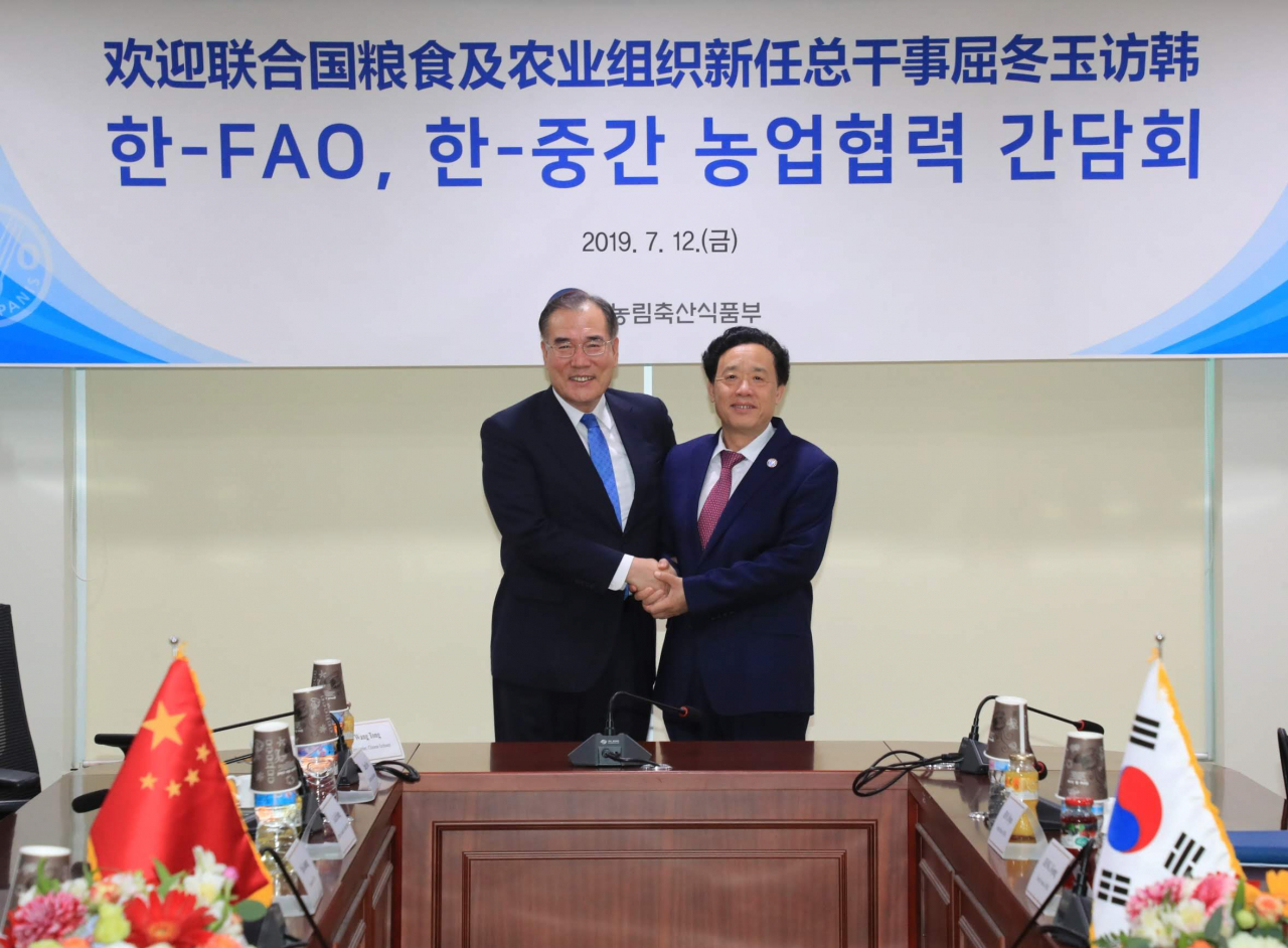 이개호 장관(왼쪽)이 방한한 취동위 FTA사무총장 당선인을 만나 '한-FTA, 한-중 간 농업협력 간담회'를 갖기에 앞서 포즈를 취하고 있다. [농림축산식품부 제공]