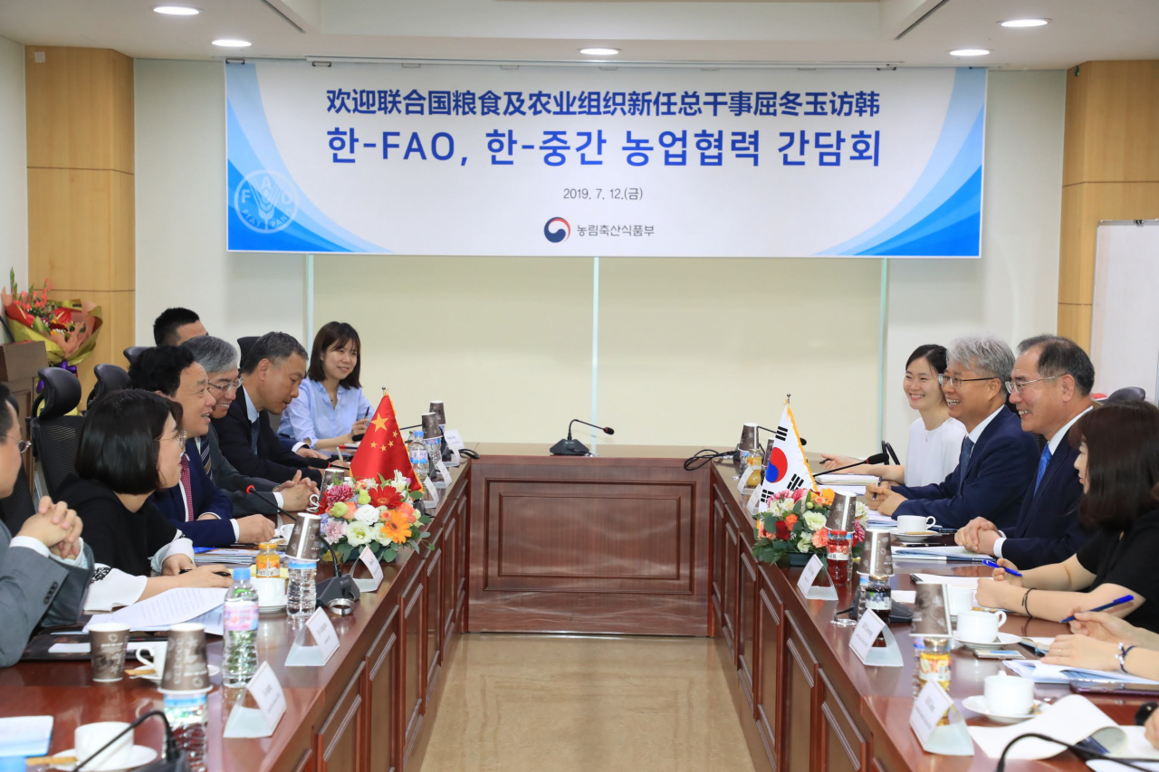 이개호 장관(오른쪽)이 방한 중인 취동위 FTA사무총장 당선인과 '한-FTA, 한-중 간 농업협력 간담회'를 갖고 있다. [농림축산식품부 제공]