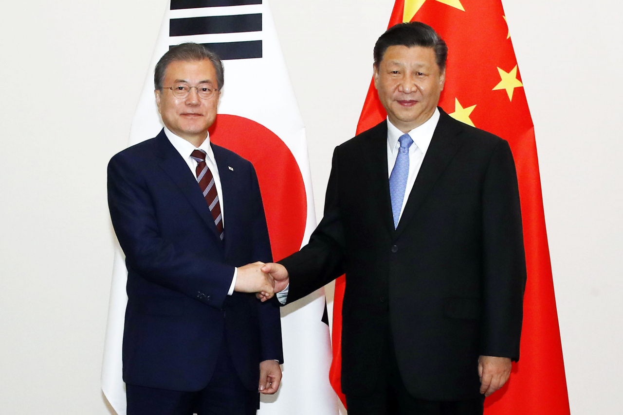 주요 20개국(G20) 정상회의 참석차 일본을 방문한 문재인 대통령이 27일 오후 오사카 웨스틴호텔에서 시진핑 중국 국가주석과 회담하기에 앞서 악수하고 있다. [연합]　