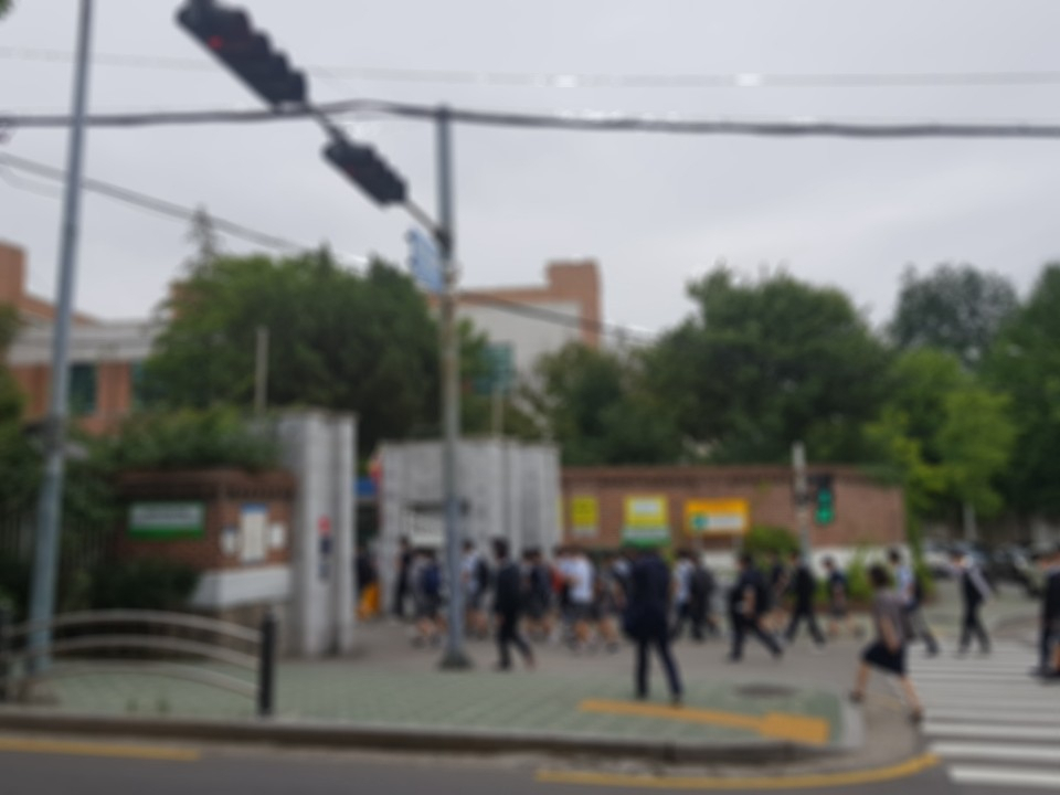 지난 12일 서울 지역 한 고등학교에서 학생들이 등교하고 있다(사진은 기사 내용과 관련 없음). 김용재 인턴기자/kyj192@heraldcorp.com