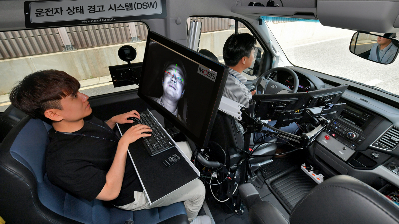 현대모비스 연구원이 운전자 동공추적과 안면인식이 가능한 ‘운전자 부주의 경보시스템’을 상용차에 적용해 시험하고 있다. [현대모비스 제공]