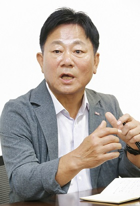 경기개성공단사업협동조합 이희건 이사장(나인 대표)이 개성공단 재개와 관련한 조합의 노력, 옛 입주기업들의 근황을 전하고 있다. 조문술 기자