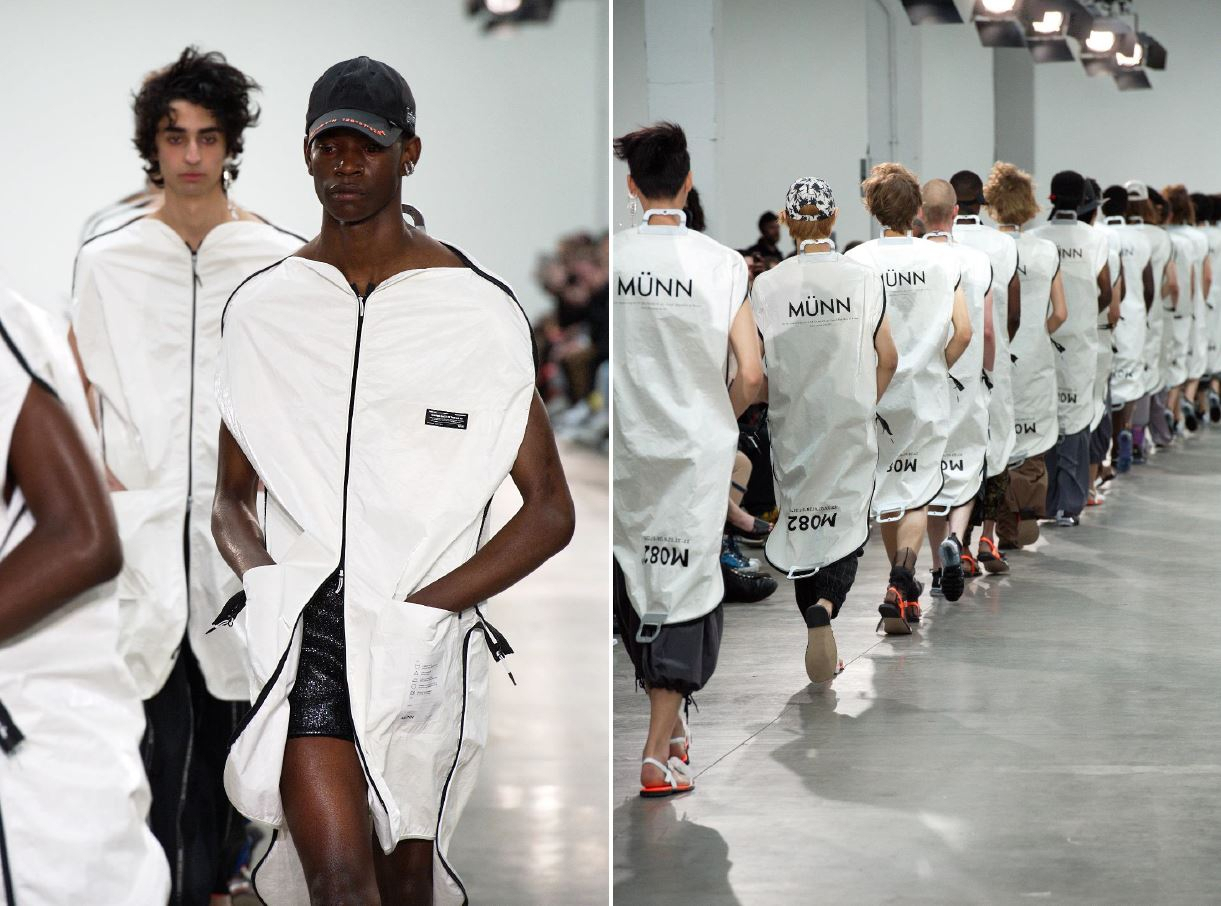 ‘뮌(MUNN)’ 2020 S/S 런던패션위크맨즈 피날레. 모델들이 이미 보여줬던 옷 대신 튜닉으로 변형된 양복 커버(가먼트 백)를 입고 등장했다.