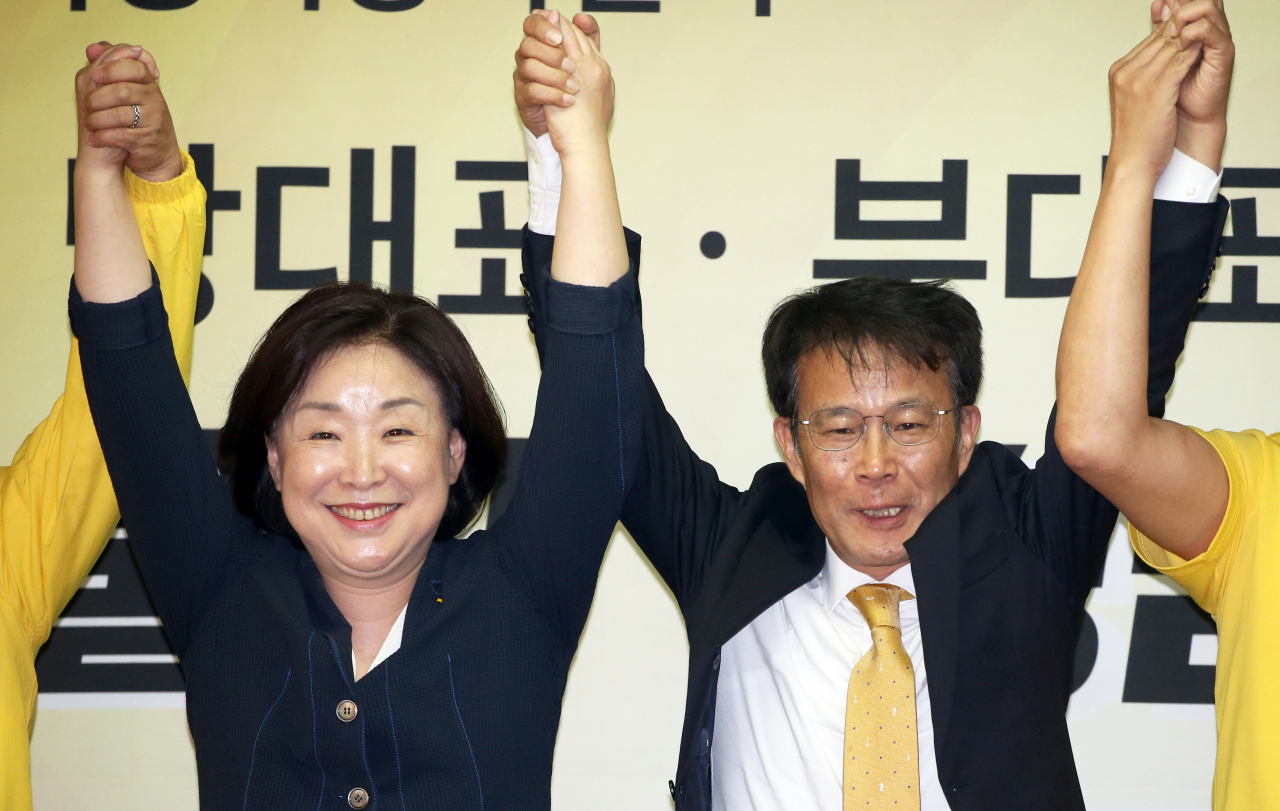 7일 오후 부산적십자회관에서 정의당 심상정(왼쪽)·양경규 당 대표 후보가 부산·울산·경남 권역 합동 유세에 앞서 기자회견을 마치고 손을 들어 인사하고 있다. [연합]