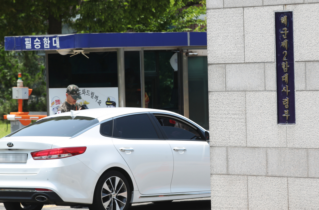 최근 해군 2함대사령부 안에서 정체불명의 거동수상자가 발견되는 사건이 발생해 군 당국이 조사에 착수한 사실이 뒤늦게 확인됐다. 특히 수사과정에서 부대 장교가 무고한 병사에게 허위 자백을 제의한 사실까지 드러나 논란이 커지고 있다. 사진은 12일 오후 경기도 평택시 해군 2함대사령부 정문 모습. [연합]