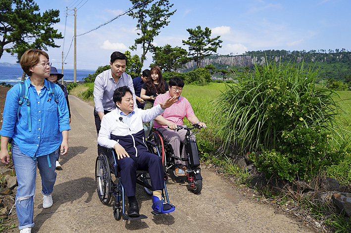 원희룡 제주도지사가 휠체어를 탄 채 제주도 관광지를 돌아보고 있다. [제주도청 제공]