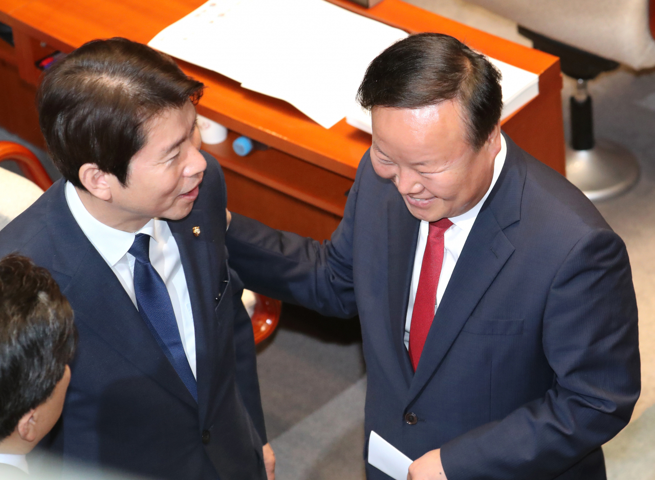 더불어민주당 이인영 원내대표(왼쪽)가 12일 오전 열린 국회 예산결산특별위원회 전체회의장 을 찾아 자유한국당 소속 김재원 위원장과 대화하고 있다. [연합]