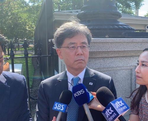 Kim Hyun-chong (center), deputy chief of Cheong Wa Dae's National Security Office, speaks to reporters outside the White House in Washington on July 12, 2019. (Yonhap)