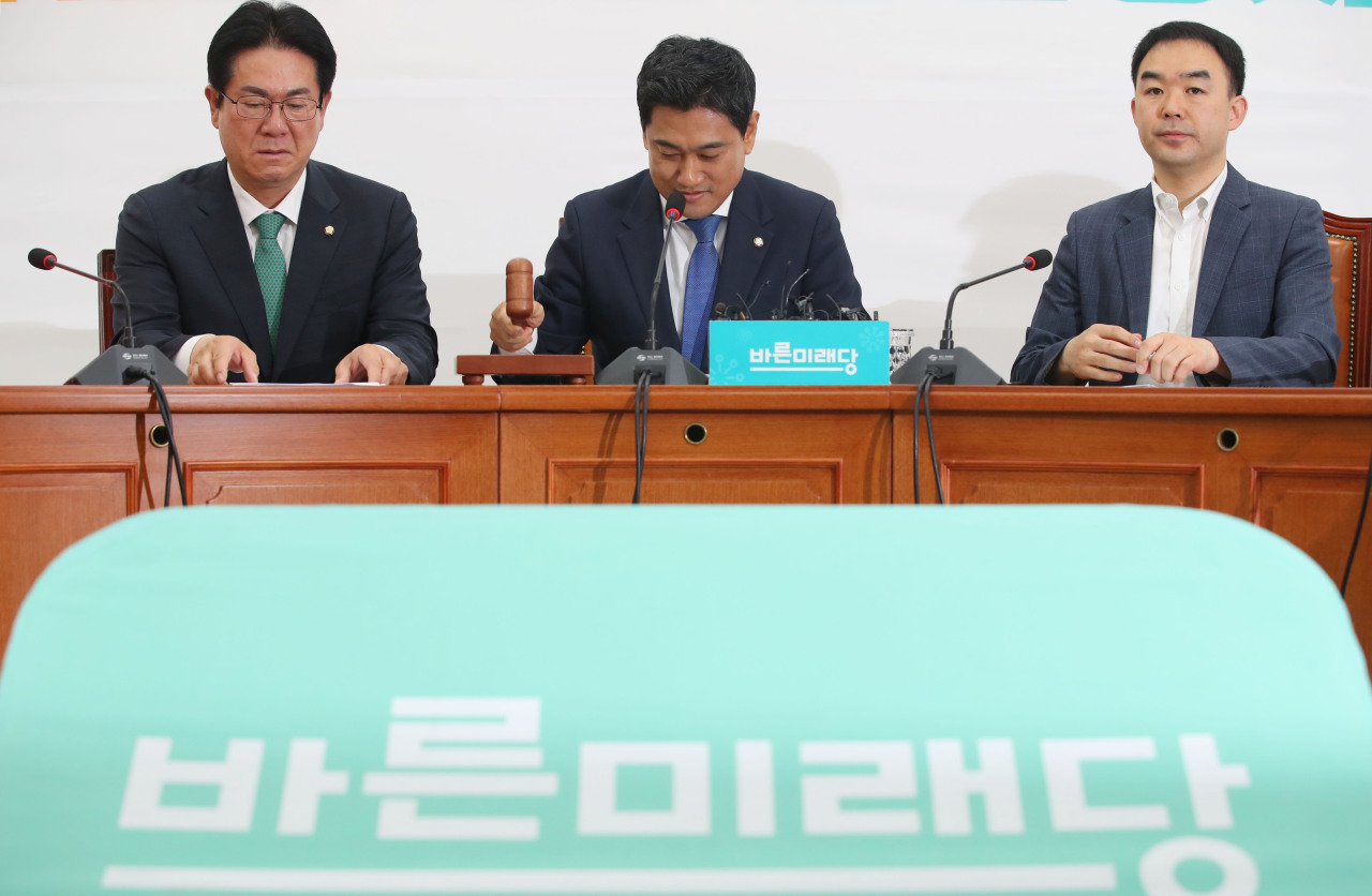 오신환 바른미래당 원내대표가 국회에 있는 당 원내대표실에서 의사봉을 두드리고 있다. 사진은 기사 내용과 관련 없음. [연합]