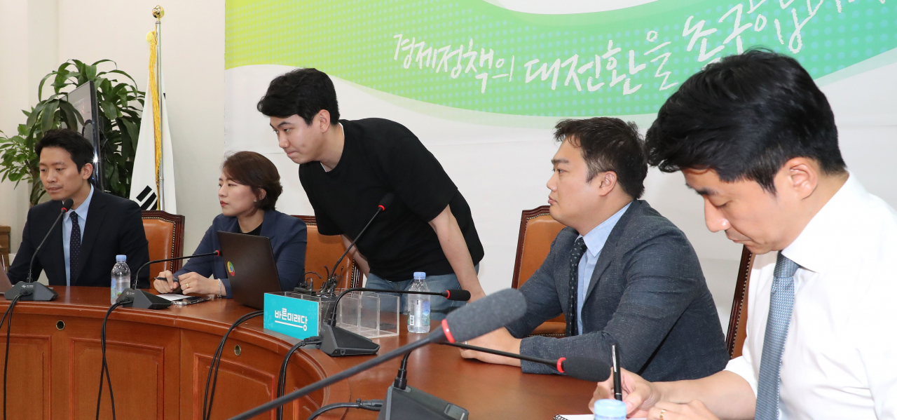 장지훈 바른미래당 혁신위원회 위원(가운데)을 비롯한 5명의 위원들이 12일 오후 국회 원내대표실에서 기자간담회를 열고 있다. [연합]