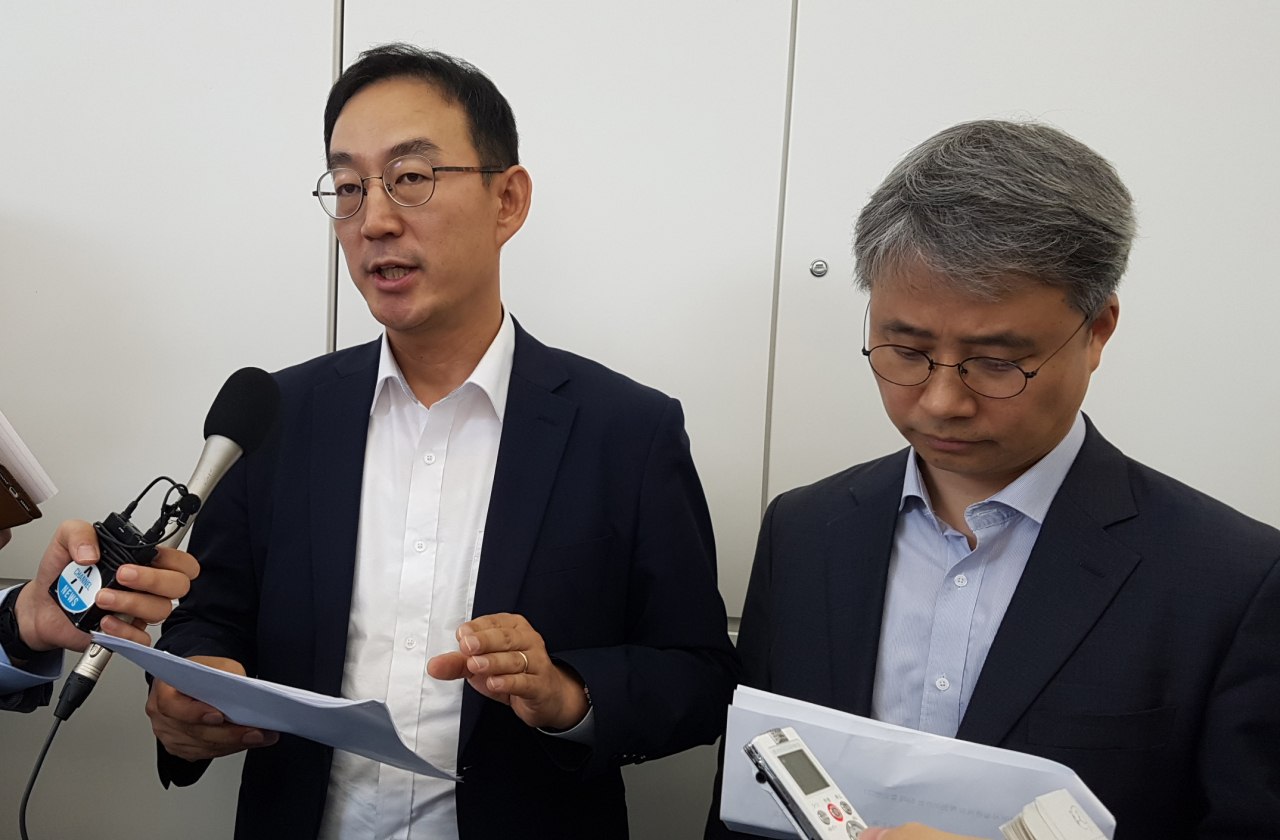 일본 정부의 수출규제 문제에 대응하기 위한 첫 실무회의에 참석했던 전찬수(왼쪽) 산업통상자원부 무역안보과장(왼쪽)과 한철희 동북아통상과장이 13일 하네다공항을 떠나기에 앞서 전날 일본 경제산업성 당국자와 나눈 의견을 설명하고 있다. 전 과장은 일본 측에 한국에 대한 수출규제 철회를 요구하는 등 우리 측 입장을 충분히 설명했다고 말했다.［연합］