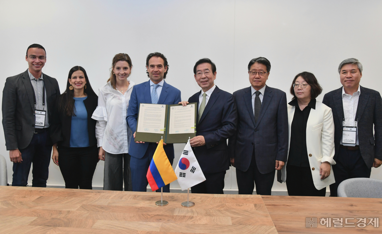 　박원순 시장과 페데리코 구티에레즈 메데진 시장이 ‘서울시-메데진시 간 우호협력 결연에 대한 양해각서’를 체결한 뒤 기념촬영을 하고 있다.