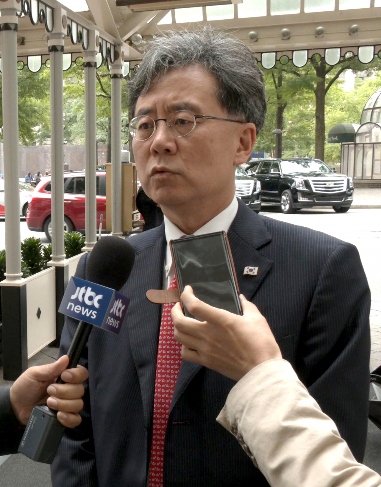 11일(현지시간) 미국을 방문중인 김현종 청와대 국가안보실 2차장이 워싱턴DC의 숙소인 호텔 앞에서 취재진의 질문에 답변하고 있다. 김 차장은 이번 방미 기간에 도널드 트럼프 미국 행정부 및 의회 인사들과 만나 일본의 수출 규제 조치에 대한 부당성을 설명하고 협상 중재를 요청할 것으로 알려졌다. 연합뉴스