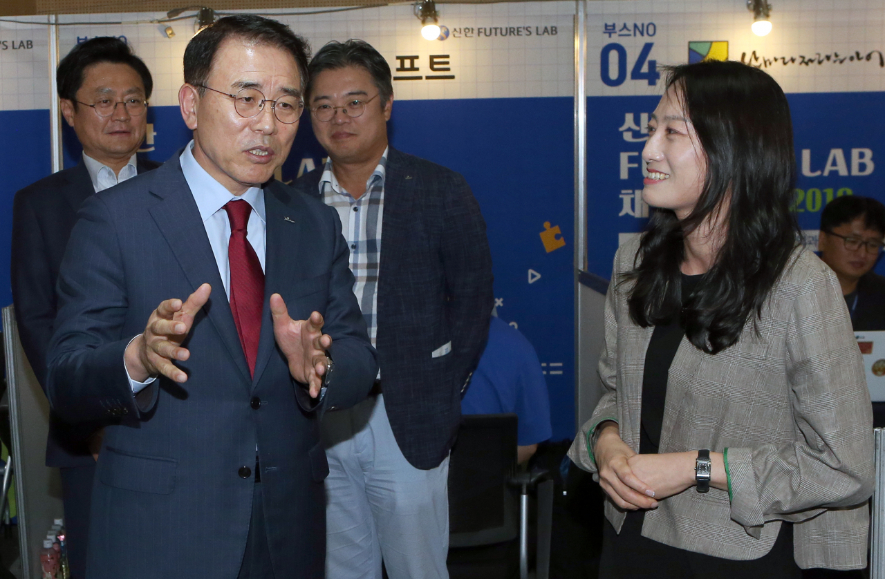 조용병 신한금융그룹 회장이 12일 '신한퓨처스랩 스타트업 채용박람회 2019'를 찾아 스타트업 관계자들을 만났다. [신한금융 제공]