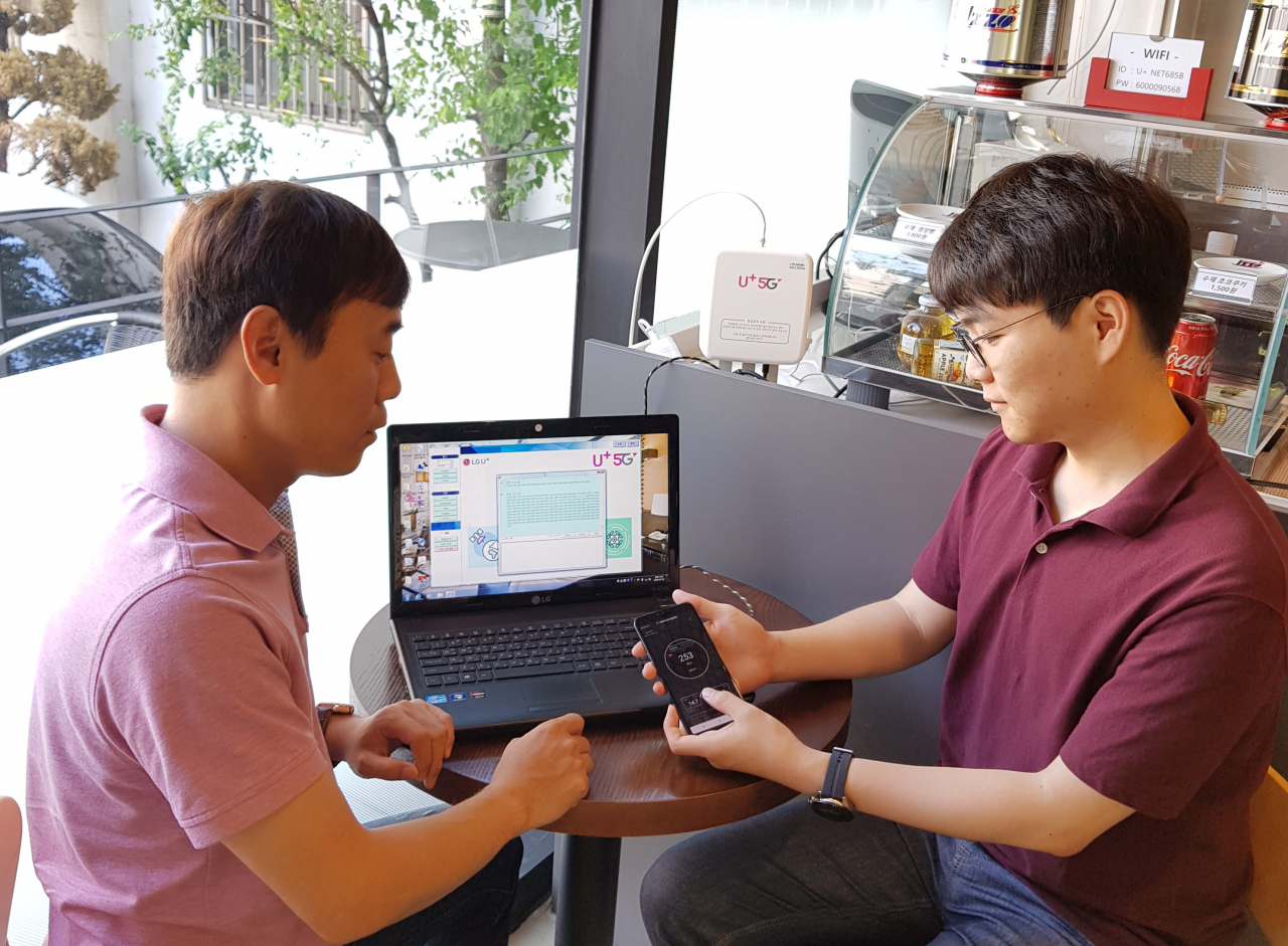 LG유플러스 직원과 디비콤 관계자가 5G 중계기를 설치하고 품질을 점검하고 있다. [LG유플러스 제공]