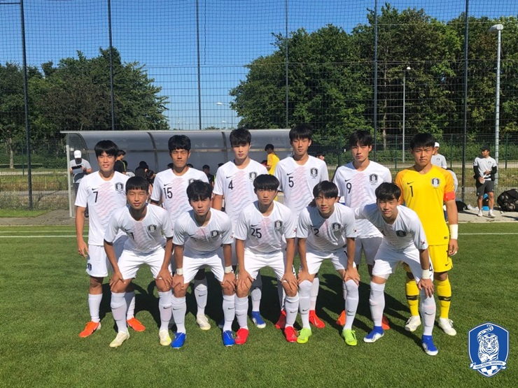 우리나라 17세 이하(U-17) 남자 축구대표팀이 독일 명문 구단인 바이에른 뮌헨 19세 이하(U-19) 팀과의 친선경기에서 승리를 따냈다. 김정수 감독이 이끄는 U-17 대표팀은 5일 독일 뮌헨에서 열린 경기에서 뮌헨 U-19 팀을 2대0으로 꺾었다. U-17 축구대표팀. [연합]