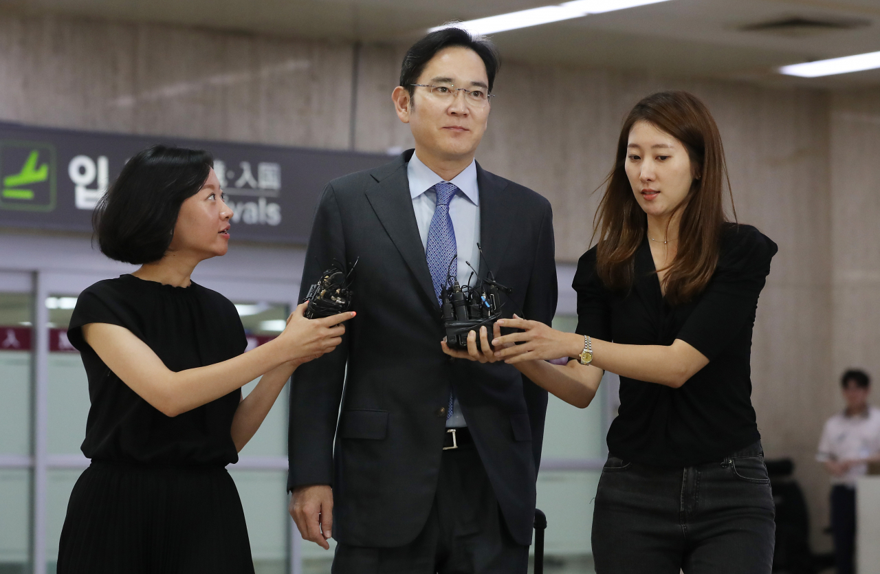 이재용 삼성전자 부회장이 일본 출장을 마치고 12일 서울 강서구 김포국제공항에 도착하고 있다. 연합뉴스