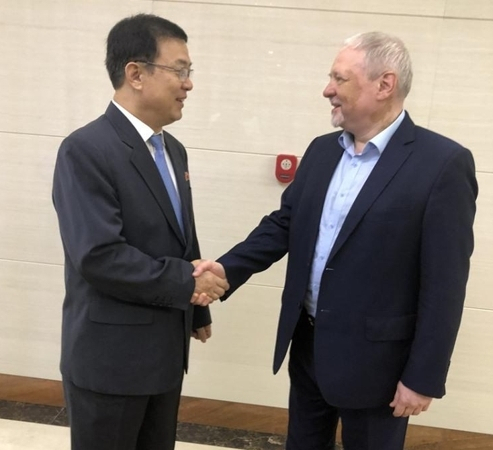 13일 평양 순안공항에서 러시아로 출발하는 리광근 북한 대외경제성 부상(왼쪽)을 환송하는 알렉산드르 보스트리코프 주북 러시아 대사관 공사참사.[주북 러시아 대사관 페이스북 계정 사진]