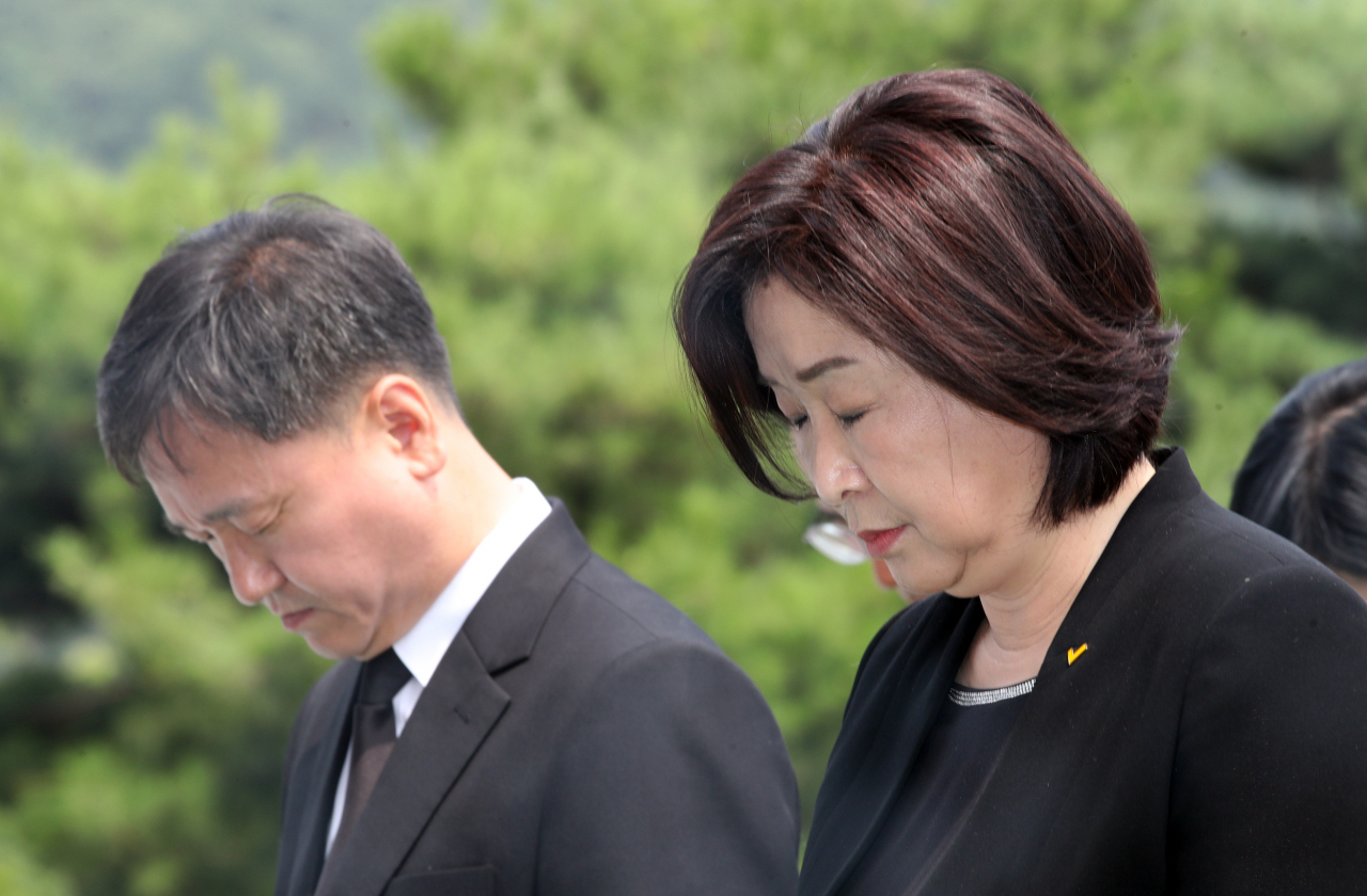 심상정 정의당 신임대표(오른쪽) 등 지도부가 14일 서울 동작동 국립묘지를 찾아 현충탑 앞에서 참배하고 있다. [연합]