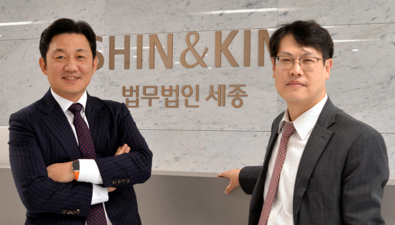 이동건(왼쪽) · 류명현 법무법인 세종 변호사는 국내 M&A 시장 및 개별 거래규모가 커지면서 참여자 수 또한 늘어나, 법적 분쟁 가능성에 대한 충분한 대비가 필요하다고 조언했다. [정희조 기자/checho@]