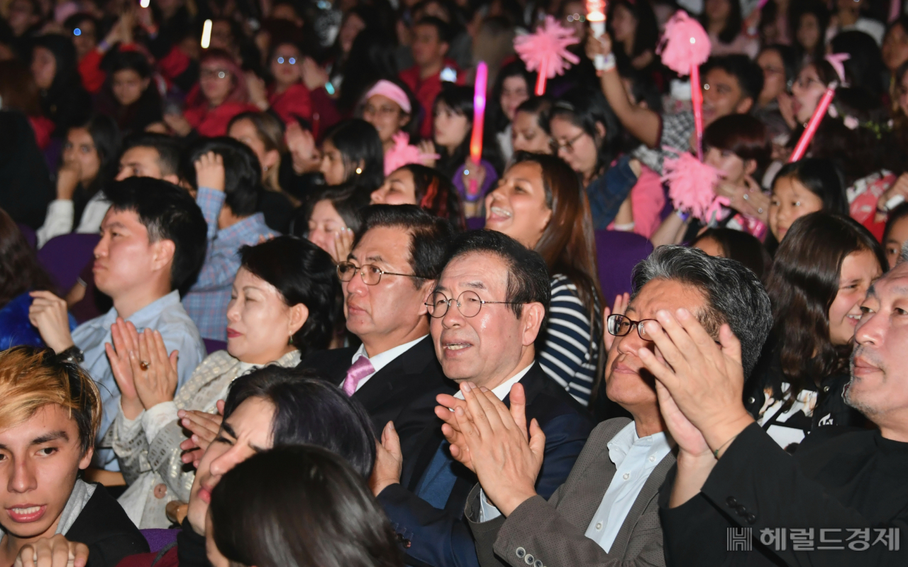 박원순 시장이 보고타 호르헤 엘리세르 가이탄(Jorge Eliesere Gaitan) 극장에서 열린 콜롬비아 K-POP 팬들의 경연대회 ‘K-POP 페스티벌 in 보고타’를 관람하고 있다.
