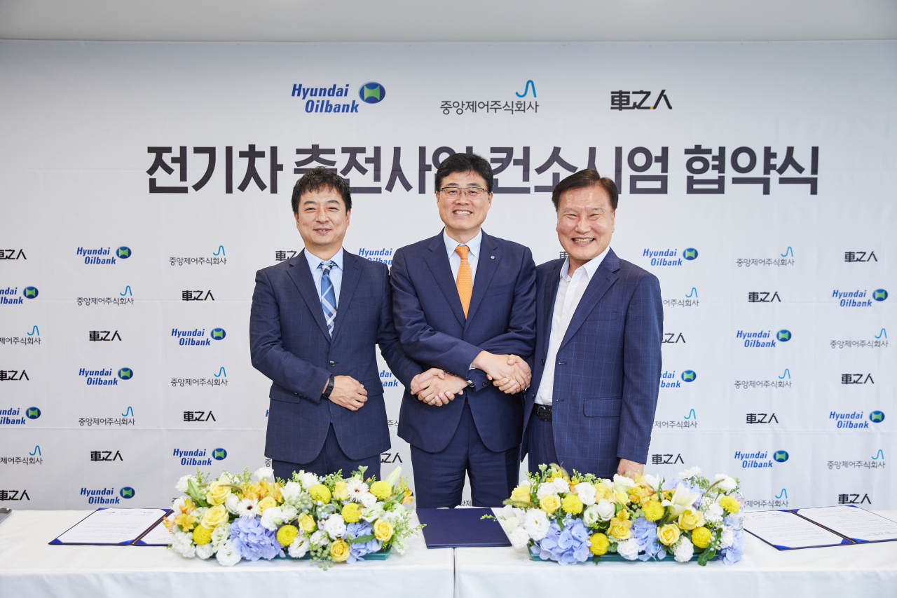 현대오일뱅크가 전기차 충전기 제작업체, 운영업체와 컨소시엄을 맺고 관련 사업에 본격 진출한다. 왼쪽부터 차지인 최영석대표, 현대오일뱅크 한환규 영업본부장, 중앙제어 신상희 대표. [현대오일뱅크 제공]
