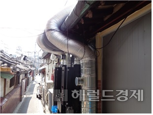 주택가 음식점에 악취방지시설을 설치한 모습. [서울시 제공]