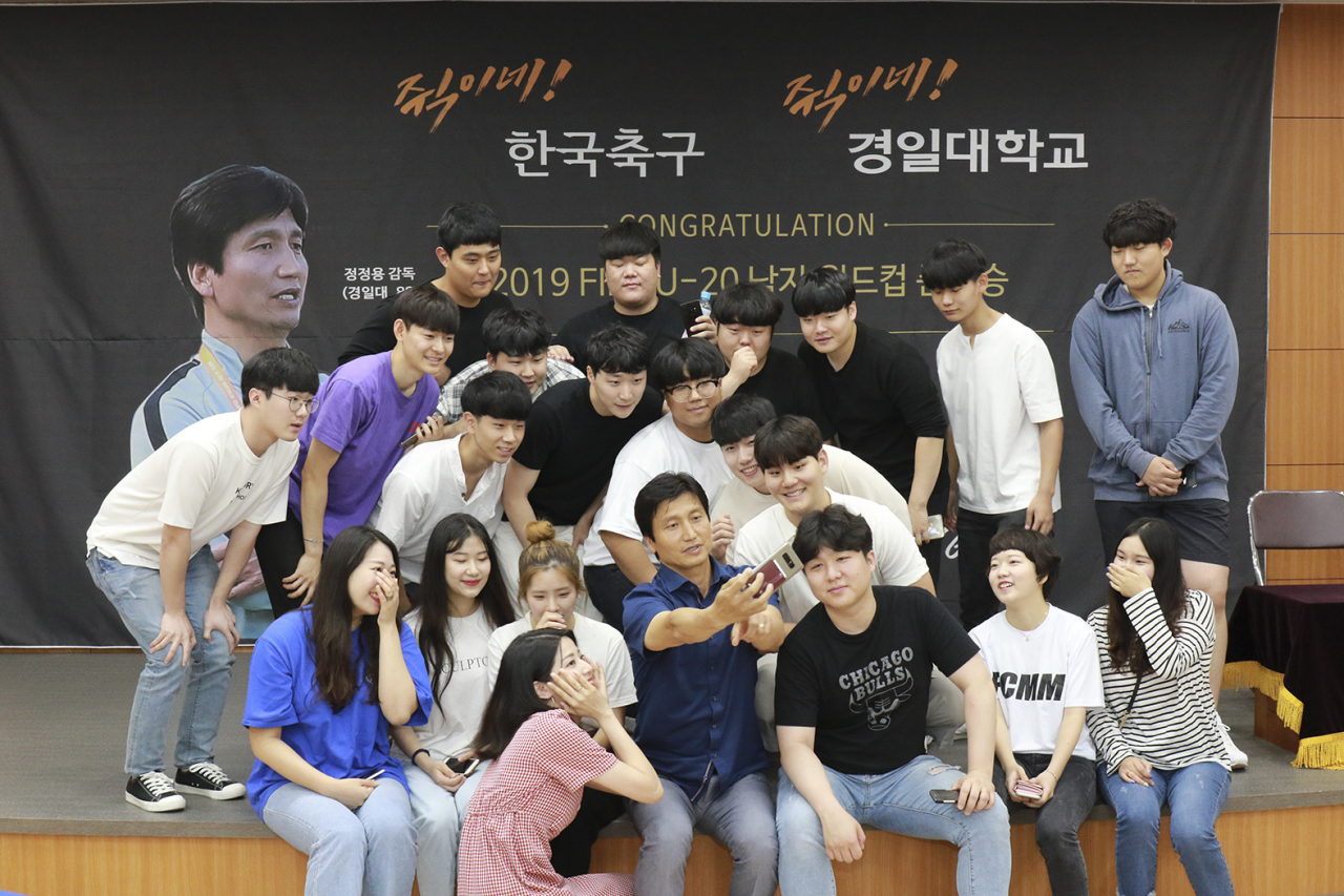 정정용 감독이 학생들과 사진촬영을 하고 있다. [경일대 제공]