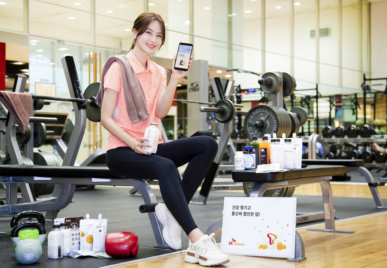 SK텔레콤 모델이 건강식품 구매시 통신비 혜택을 주는 'T건강습관' 출시를 알리고 있다. [SK텔레콤 제공]