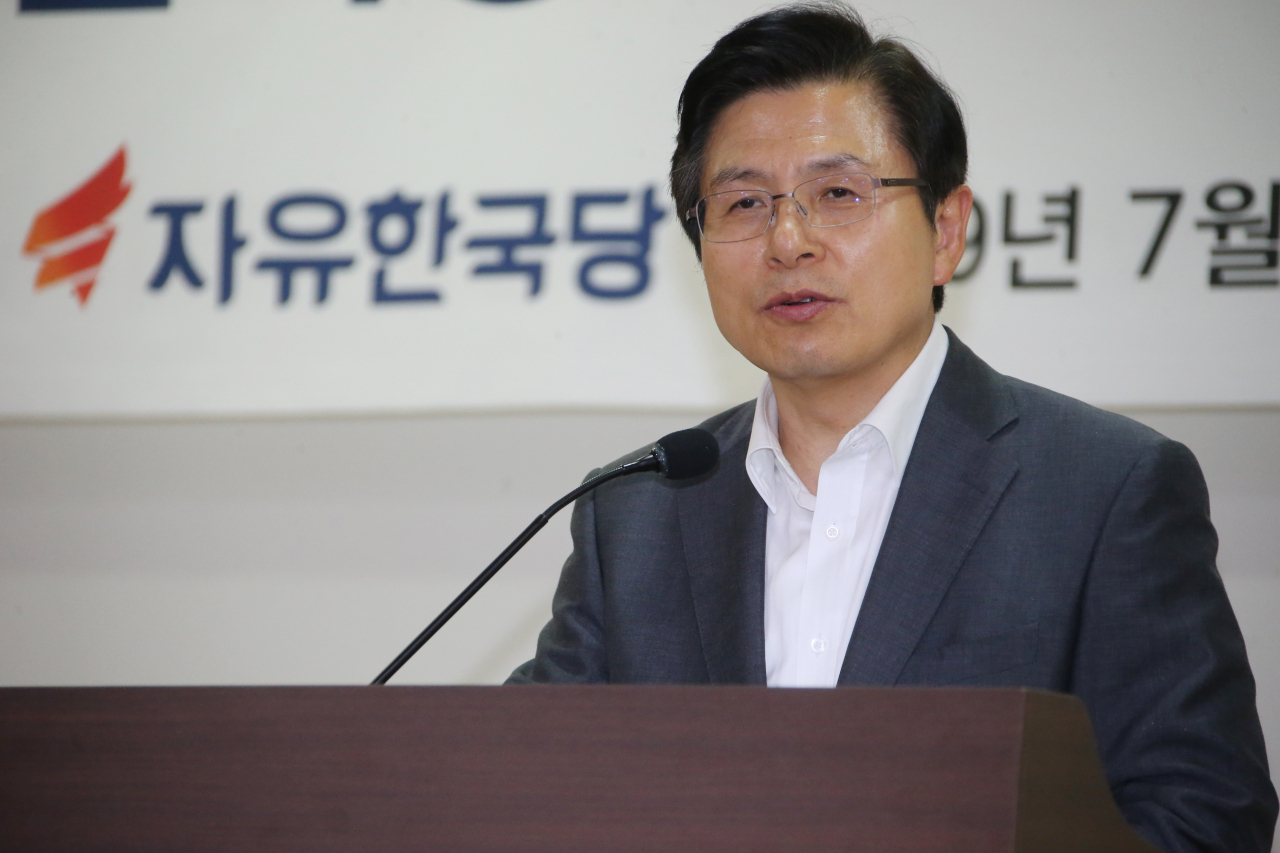 자유한국당 황교안 대표가 당 지도부와 소속 전국 기초자치단체장들이 참석한 가운데 13일 국회 의원회관에서 열린 자유한국당 기초단체장 특별위원회 워크숍에서 발언하고 있다. 연합뉴스