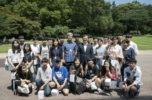 지난해 청와대를 방문한 도초고등학교 학생들과 이창균 교장. [도초고 제공]