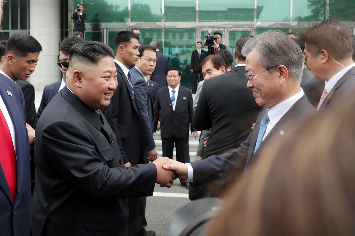 북한은 한일갈등과 관련해선 한국의 편을 들어주는 모양새를 취하면서도 북미대화에서 한국은 빠지라는 입장을 보이며 민감한 외교안보사안과 관련해 ‘대남 투트랙’을 구사하고 있다. 문재인 대통령과 김정은 국방위원장이 지난달 30일 판문점에서 만나 밝은 표정으로 손을 맞잡은 모습. [헤럴드DB]