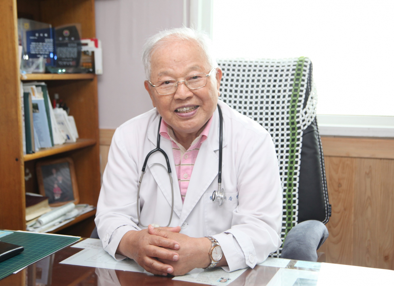 은퇴 연령에 안빈낙도 대신 고행길을 선택, 섬사람들의 건강을 돌본 공로로 JW 성천상을 받은 이강인 원장