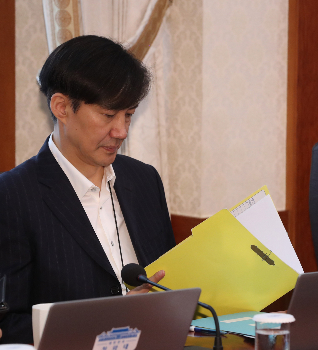 조국 민정수석이 일본의 무역 보복과 관련 정부의 대응 방향이 담긴 공식 보도자료를 주무 부처보다 먼저 자신의 SNS에 올려 한때 구설에 올랐다. [연합]