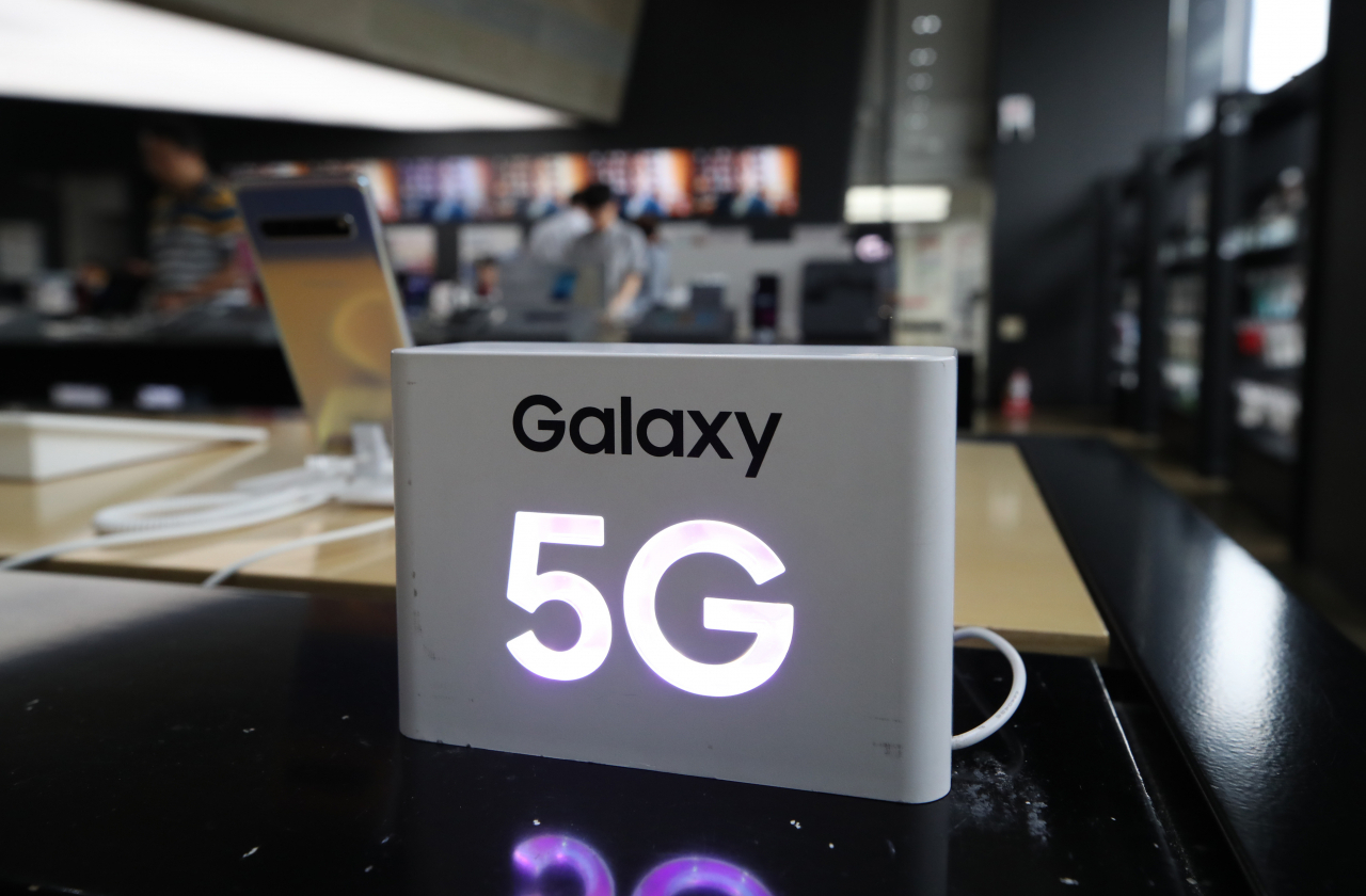 서울 광화문 KT올레스퀘어에 삼성전자 갤럭시 5G 스마트폰이 진열돼 있다. [사진=연합]