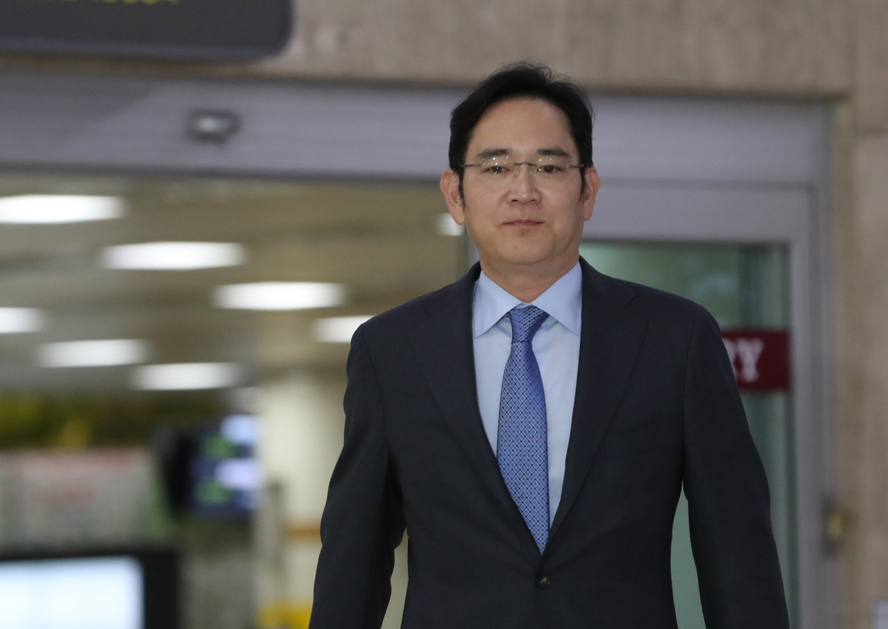 이재용 삼성전자 부회장이 일본 출장을 마치고 12일 서울 강서구 김포국제공항에 도착하고 있다. 연합뉴스