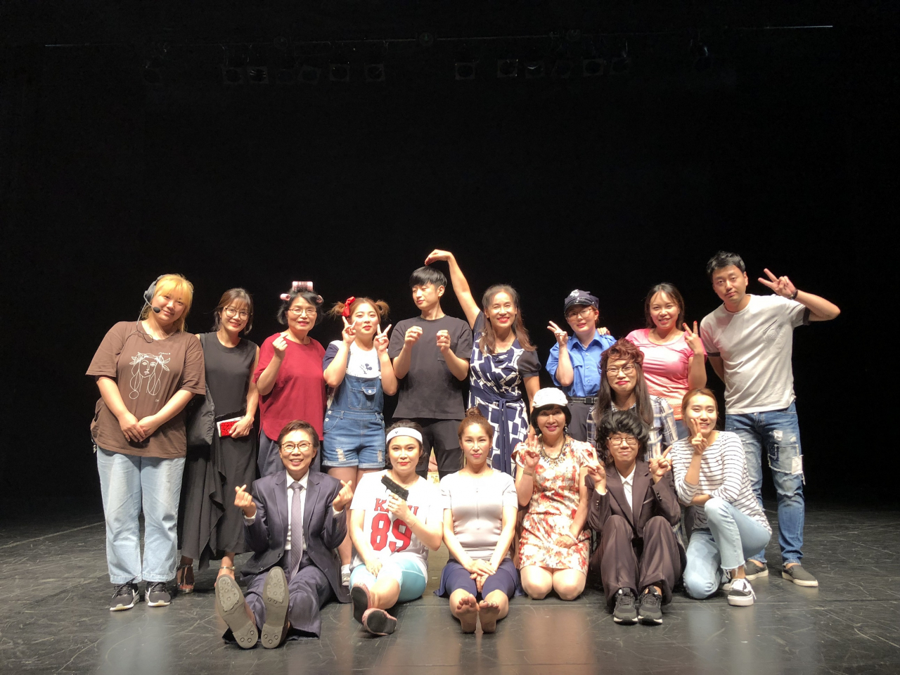 지난해 시민연극제에 참여한 금천구 대표팀이 공연 후 기념촬영을 하고 있다. [금천구 제공]