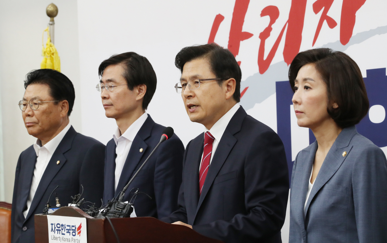 황교안 자유한국당 대표가 15일 국회에서 일본 관련 기자회견을 하고 있다. [연합]