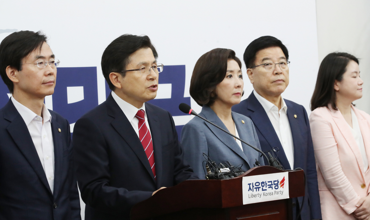 자유한국당 황교안 대표가 15일 국회에서 일본 관련 기자회견을 하고 있다. [연합]