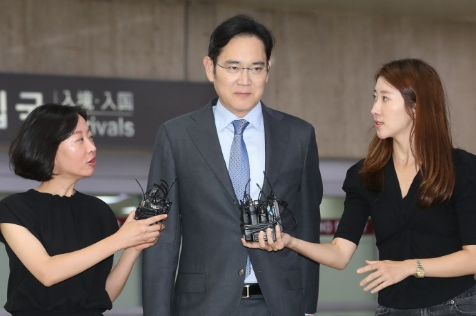 이재용 삼성전자 부회장이 일본 출장을 마치고 지난 12일 서울 강서구 김포국제공항에 도착하고 있다. [연합 사진]