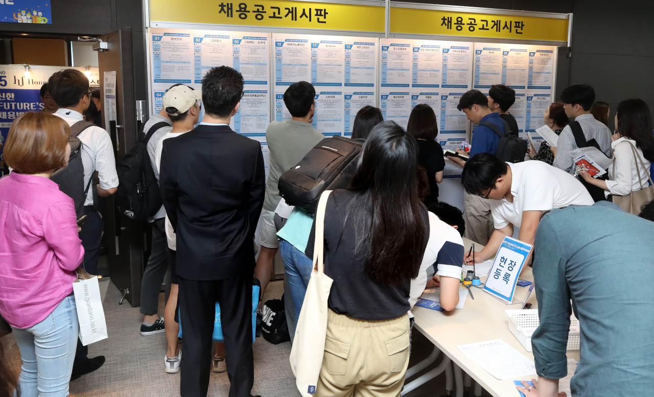 구인·구직 매칭플랫폼 ‘사람인’의 설문조사 결과 올 상반기 채용공고를 낸 기업 10곳 중 7곳은 당초 목표치로 잡았던 채용인원 선발에 실패했다고 밝혔다. 해당 기업들이 채용 목표를 채우지 않은 이유로 “뽑을 만한 인재가 없다”고 꼽아, 일자리가 없어 취업이 어렵다는 구직자들과는 상반된 견해 차이를 보였다. 사진은 지난 12일 서울 중구 신한L타워에서 열린 한 채용박람회에서 구직자들이 채용 공고 게시판을 살펴보고 있는 모습. [연합]