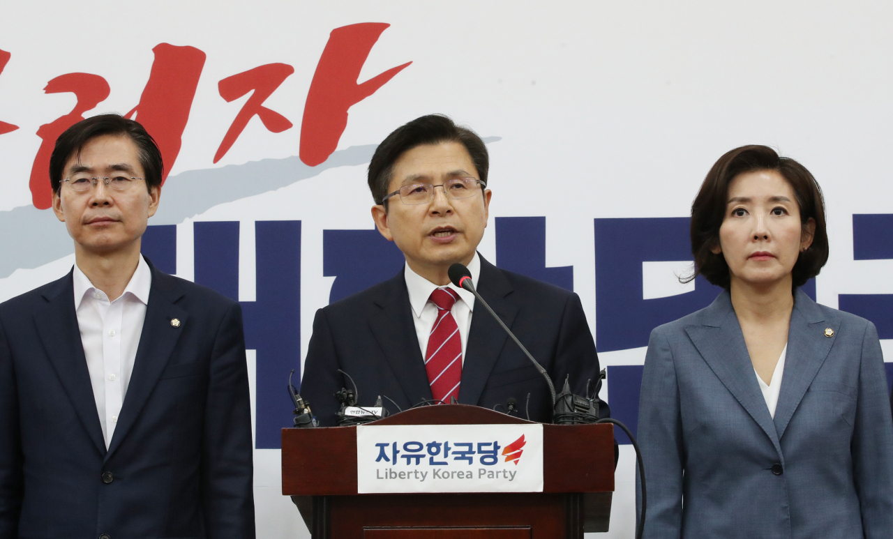 자유한국당 황교안 대표가 15일 국회에서 일본 관련 기자회견을 하고 있다. [연합]