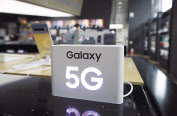 서울 광화문 KT스퀘어에 삼성전자 ‘갤럭시S10’ 5G 모델이 전시돼 있다.  [연합]