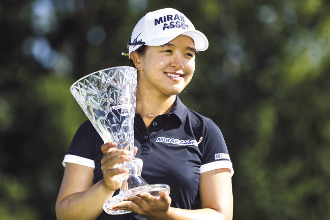 김세영이 15일 끝난 LPGA투어 마라톤 클래식에서 시즌 두번째 우승을 거둔 뒤 트로피를 들고 기뻐하고 있다. [AP]