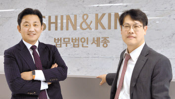 이동건(왼쪽)·류명현 법무법인 세종 변호사는 국내 M＆A 시장 및 개별 거래규모가 커지면서 참여자 수 또한 늘어나, 법적 분쟁 가능성에 대한 충분한 대비가 필요하다고 조언했다.
정희조 기자/checho@