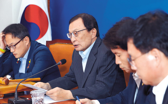 더불어민주당 이해찬 대표가 15일 오전 국회에서 열린 최고위원회의에서 발언하고 있다.  [연합]