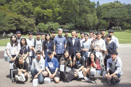 지난해 청와대를 방문한 도초고등학교 학생들과 이창균 교장(가운데 왼쪽). [도초고 제공]