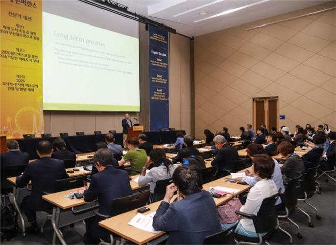 지난 4일 개최된 제6회 국제콘퍼런스 전문가 세션에 참가한 국내외 엑스포 전문가들이 부산의 2030월드엑스포 유치 필요성 및 준비 전략 등에 대해 의견을 교환하고 있다.
