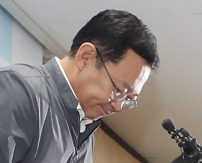박남춘 인천시장이 지난달 인천시 남동구 인천시청에서 열린 '붉은 수돗물 피해 관련 조치·경과보고 기자회견'에서 피해 주민들에게 사과하는 모습. [연합]
