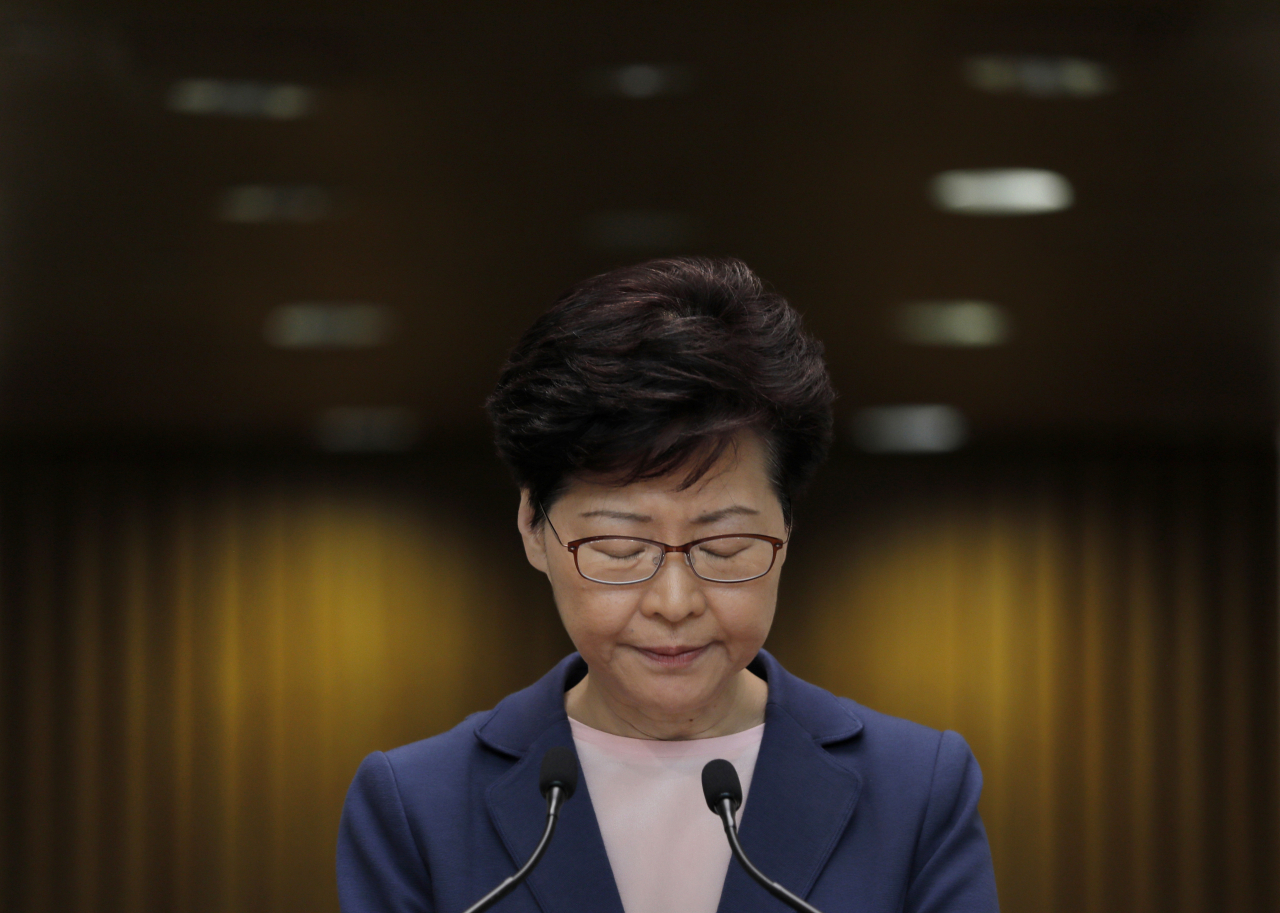 지난 9일 캐리 람 홍콩 행정장관이 자신의 사무실에서 기자회견을 하던 도중 잠시 고개를 숙이고 있다. [AP]